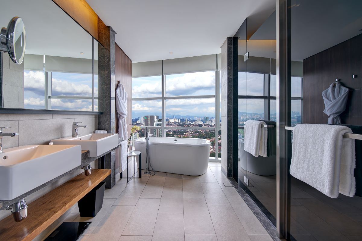 Le Meridien PJ suite bathtub with a view