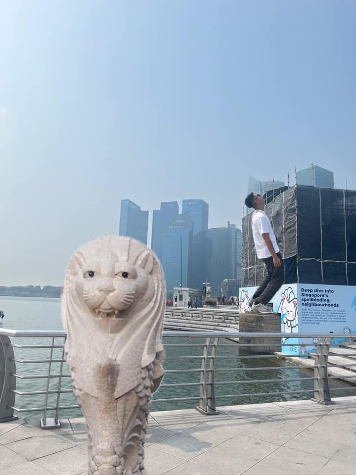 hong kong tourist asks for online help to edit photo as s’pore's merlion under maintenance, internet does not disappoint!