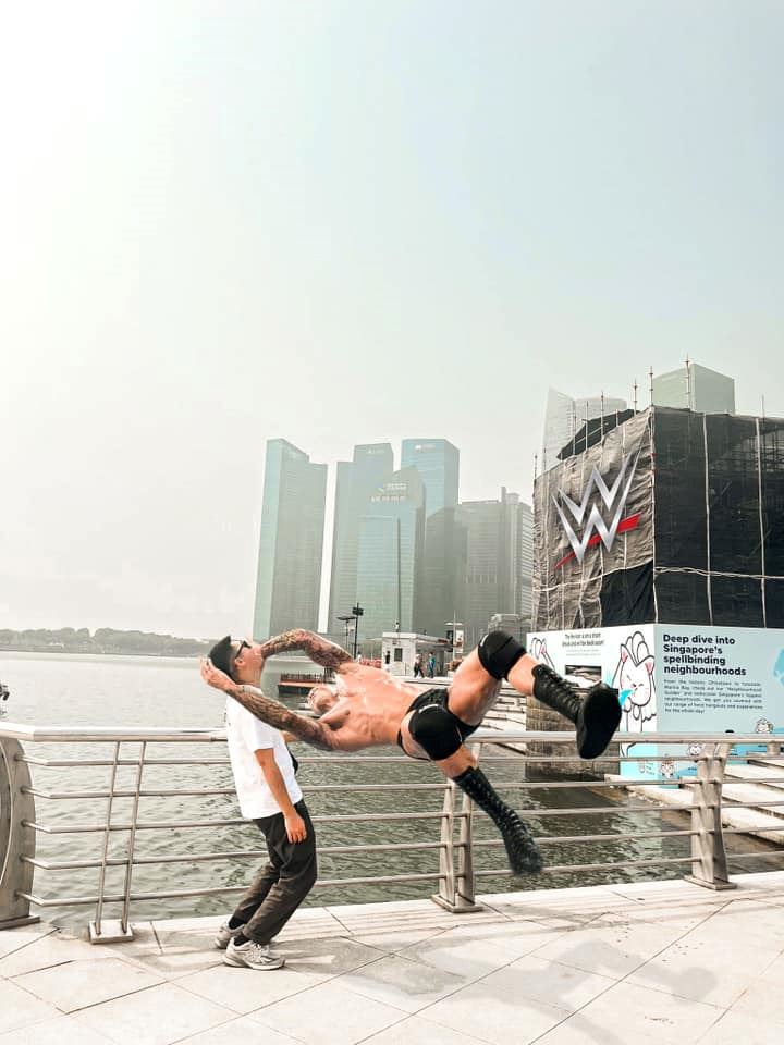 hong kong tourist asks for online help to edit photo as s’pore's merlion under maintenance, internet does not disappoint!