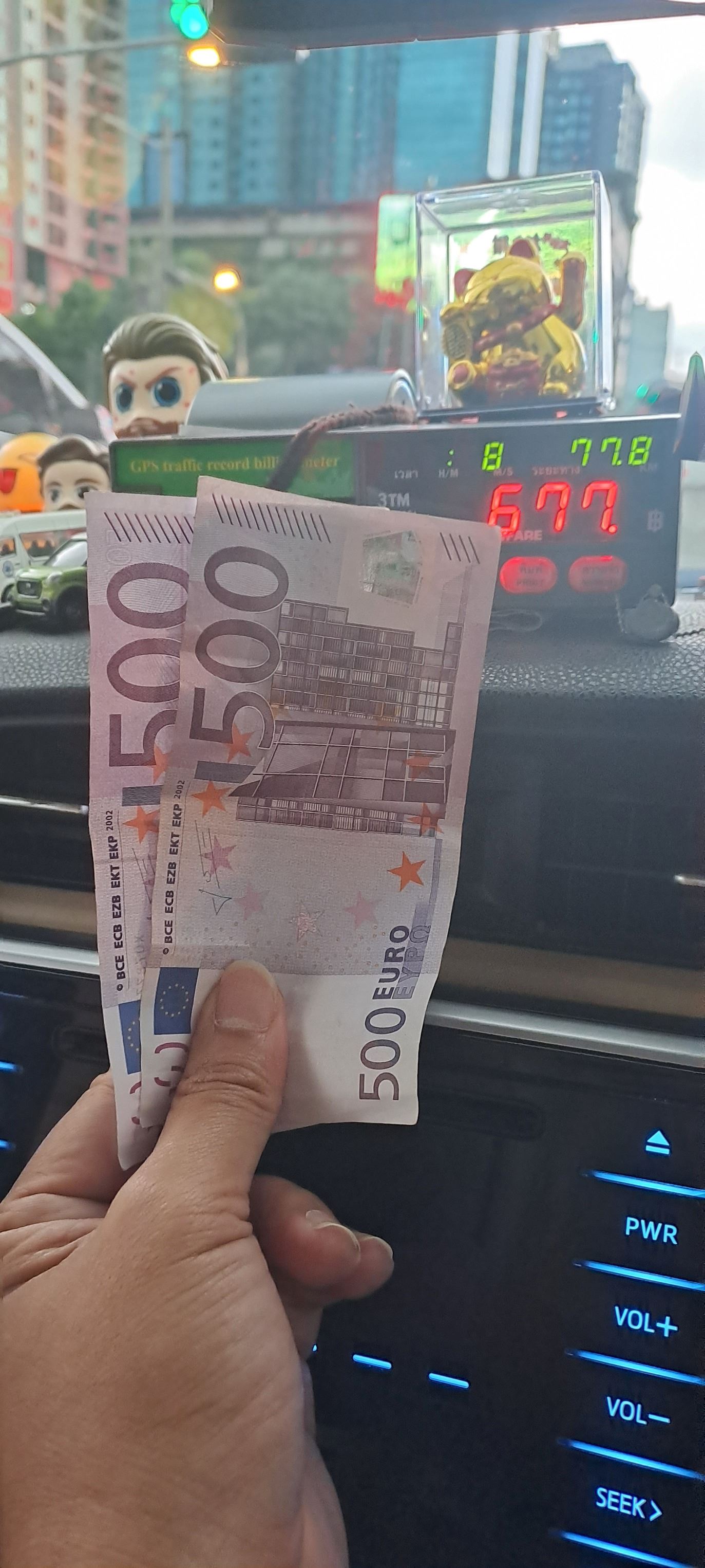 thai taxi driver receives rm4,895 tip fast airport drop-off on rm87 fare!