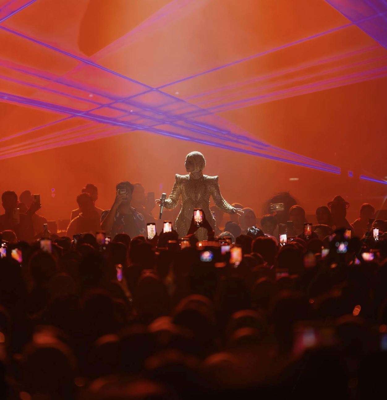 aina abdul belanja lebih setengah juta ringgit hanya untuk baju dan mikrofon