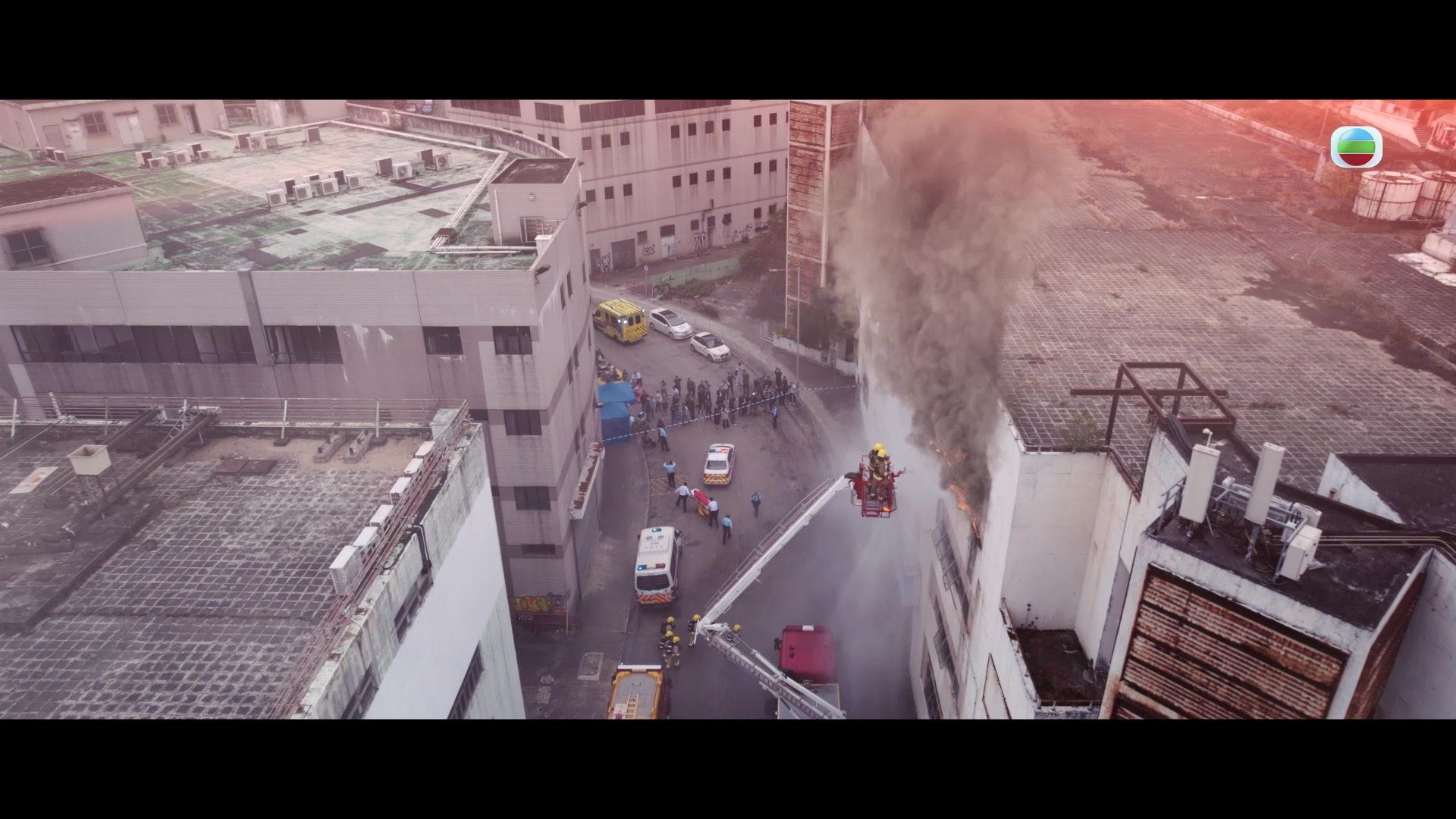 📺港剧《新闻女王》第二大型案件“活化工厦四级大火”❗花7天拍摄 动用大量真消防员🔥