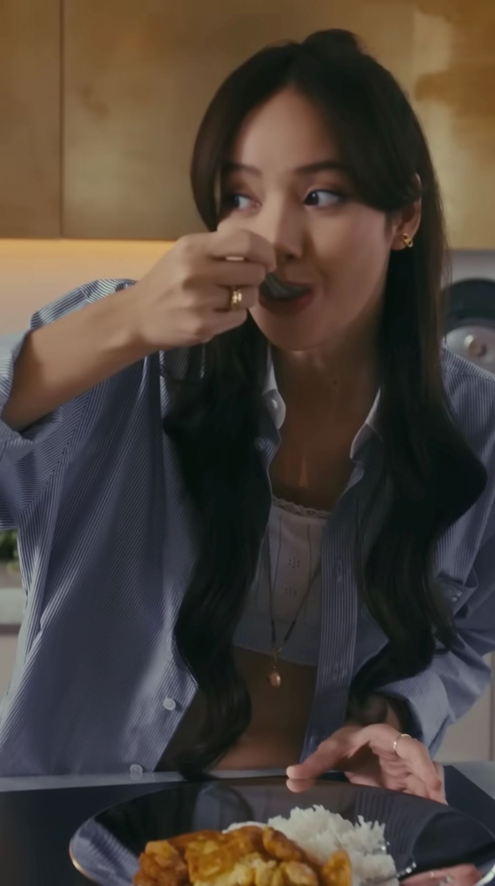 black pink成员lisa个人单曲《money》破10億收听❗亲自下厨制作了泰国煎蛋和甜品🔥