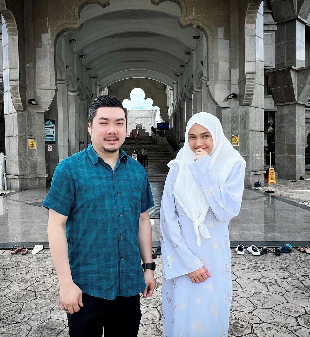 kongsi foto bersama kekasih depan masjid, peminat fikir atikah suhaime dah nikah