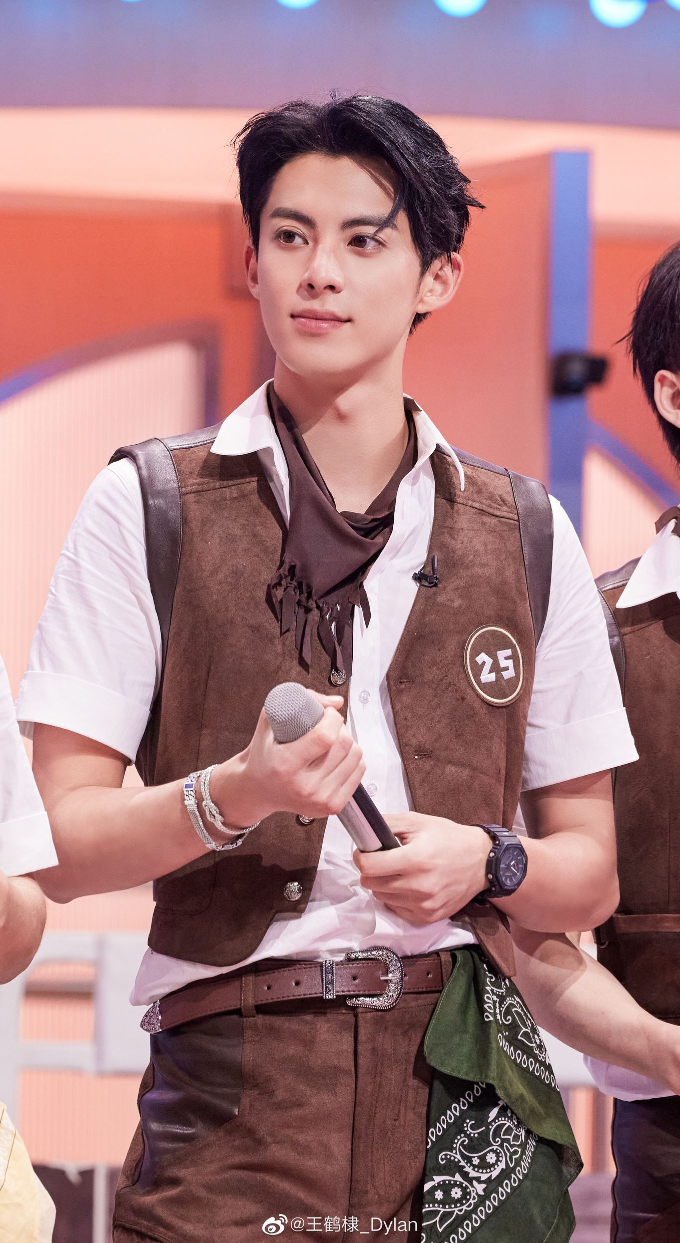 娱乐圈好人王鹤棣🌟疫情时期送王彦霖夫妇去医院待产