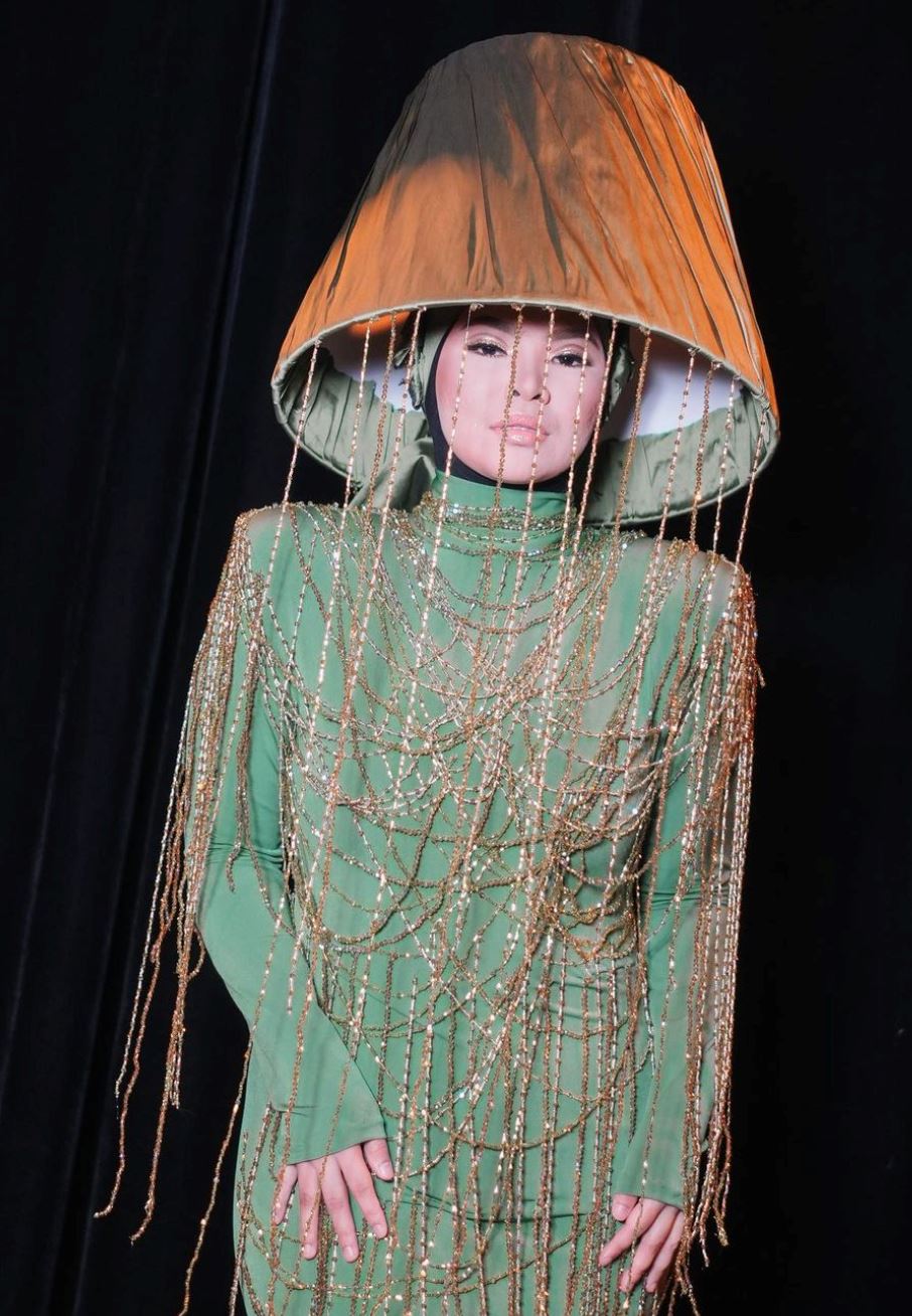 aina abdul ada niat buka galeri pamer koleksi pakaian peliknya, “semua baju tu tak pernah cuci..”