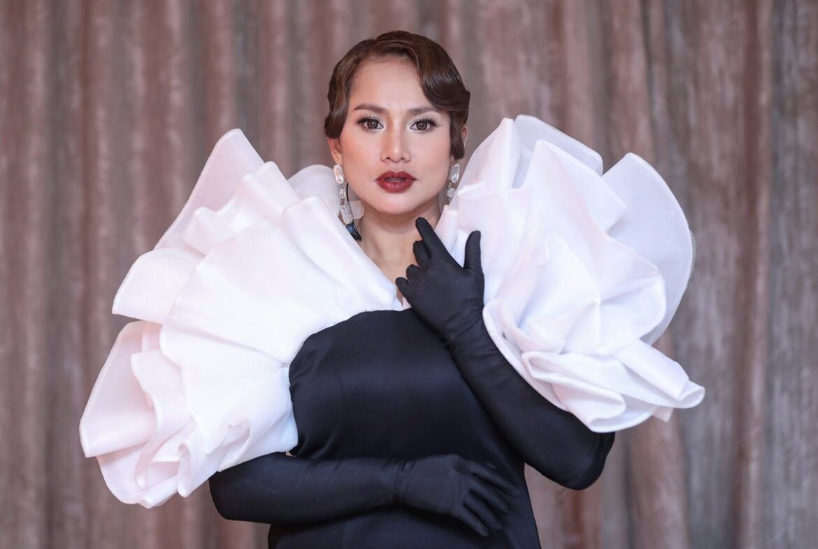 elly mazlein cuma mahu hiburkan penonton