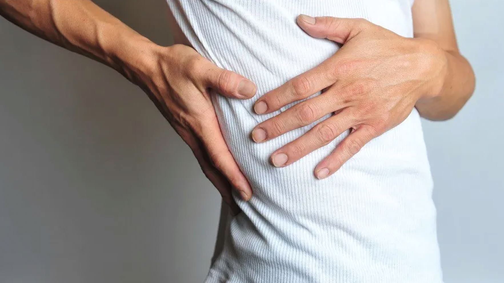 女子咳嗽把「肋骨咳断」！医师揭露：爱美惹的祸！