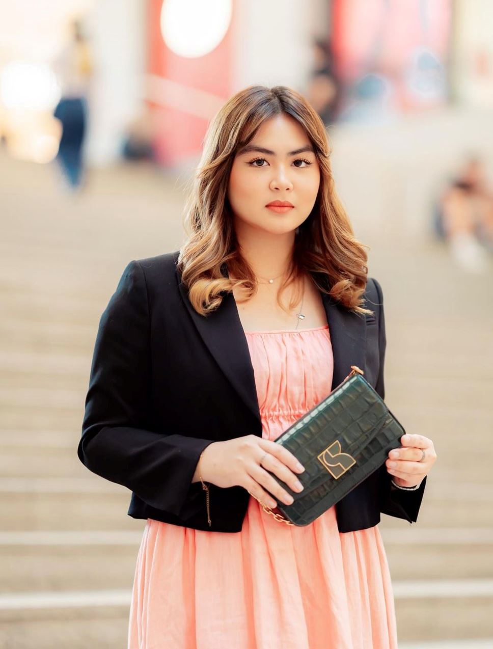 gara-gara lutut ‘meletup’, bella dowanna kini terpaksa bertongkat