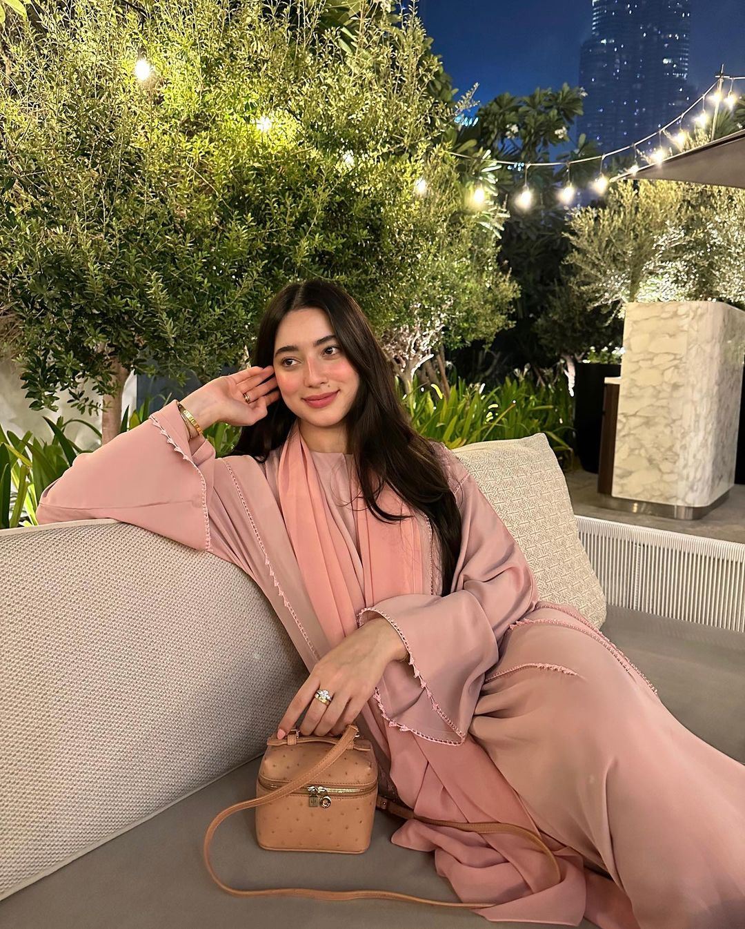 macam kareena kapoor, ameera khan dipuji cantik pakai abaya pink