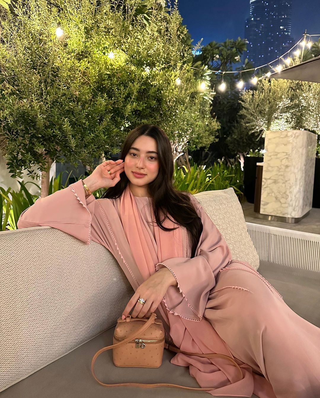 macam kareena kapoor, ameera khan dipuji cantik pakai abaya pink