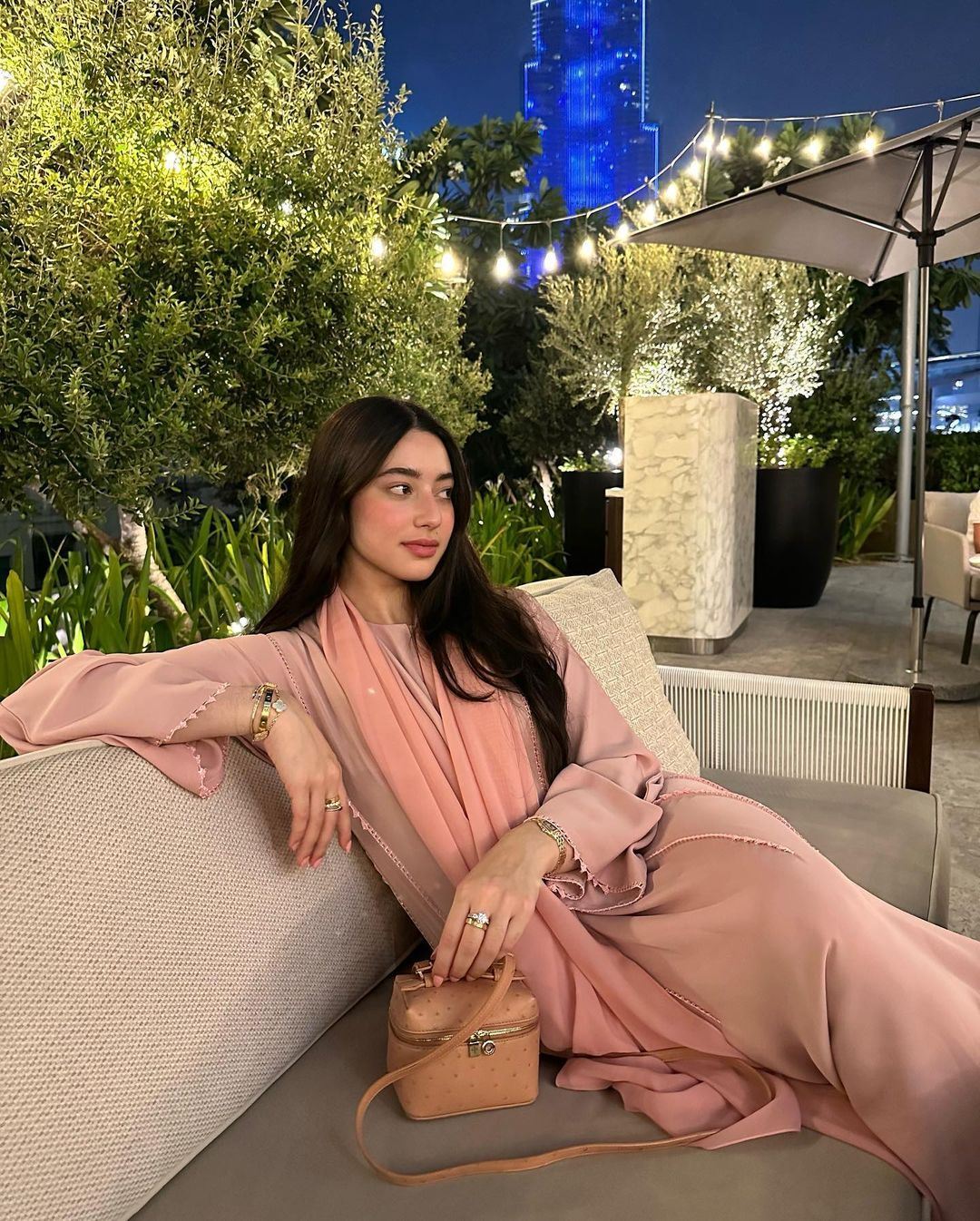 macam kareena kapoor, ameera khan dipuji cantik pakai abaya pink