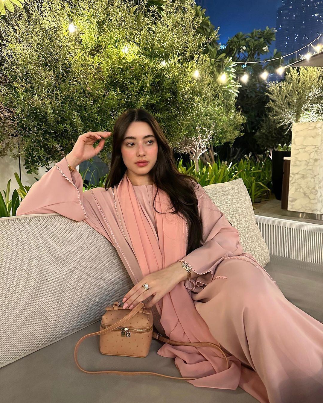macam kareena kapoor, ameera khan dipuji cantik pakai abaya pink