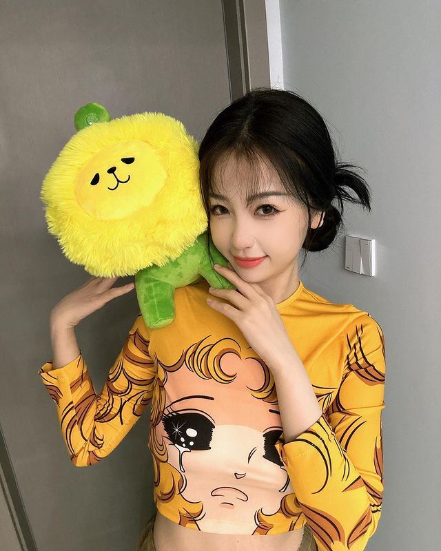 虞书欣在ig晒与7仔合照❗周星驰火速转发帖子🔥