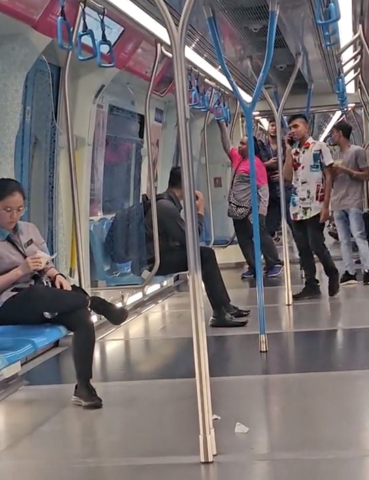 rider halau penumpang lelaki duduk koc wanita mrt raih pujian [video]