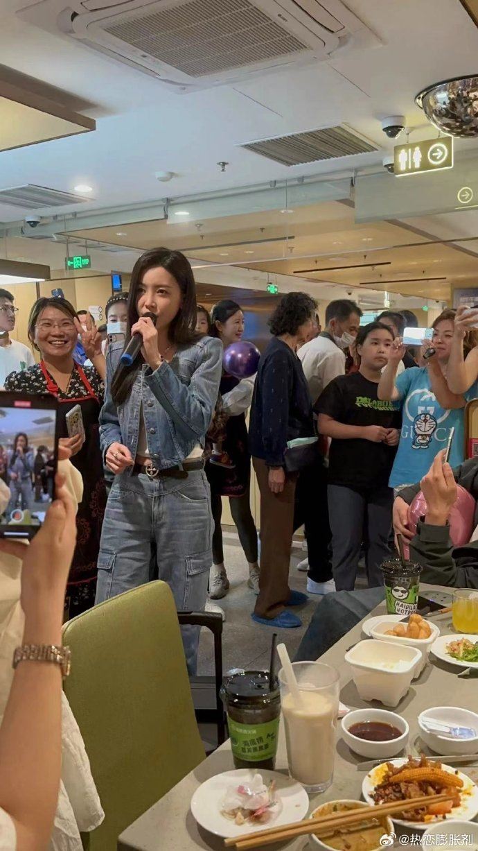 失恋女孩偶遇于文文❗直接唱《前任4》主题曲《何必》安慰对方🔥