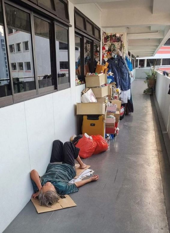 s’porean elderly woman hoards so much stuff in her flat that she sleeps on the corridor outside