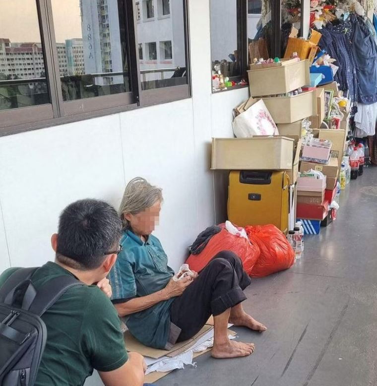 s’porean elderly woman hoards so much stuff in her flat that she sleeps on the corridor outside