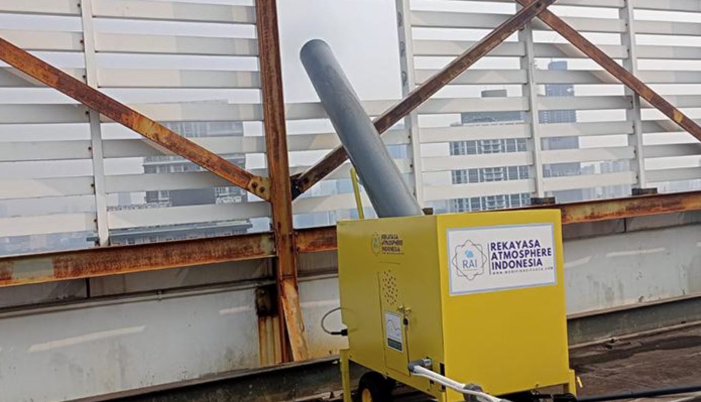 jakarta, named the ‘world's most polluted city’ installs 125 water mist generators to tackle air pollution