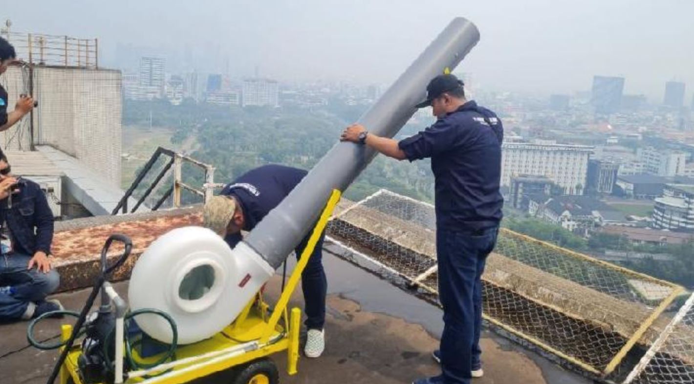 jakarta, named the ‘world's most polluted city’ installs 125 water mist generators to tackle air pollution