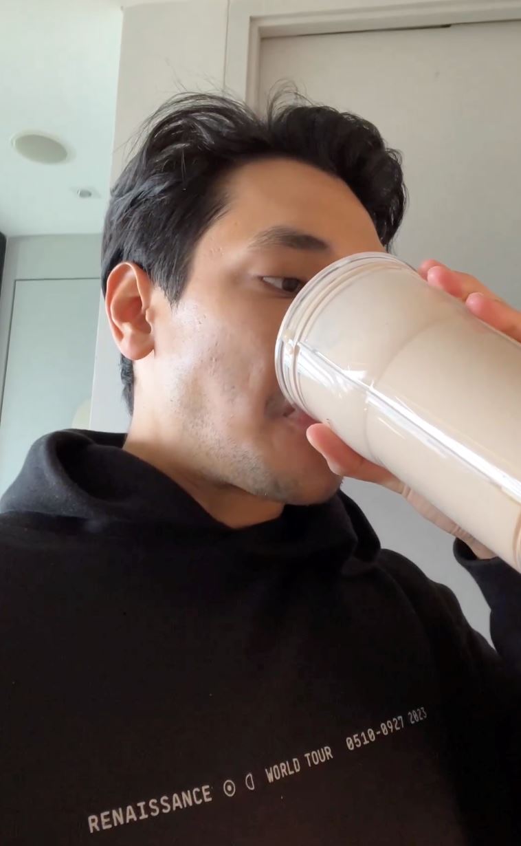 terlalu penat nak mengunyah, afgan minum jus dada ayam rebus campur pisang