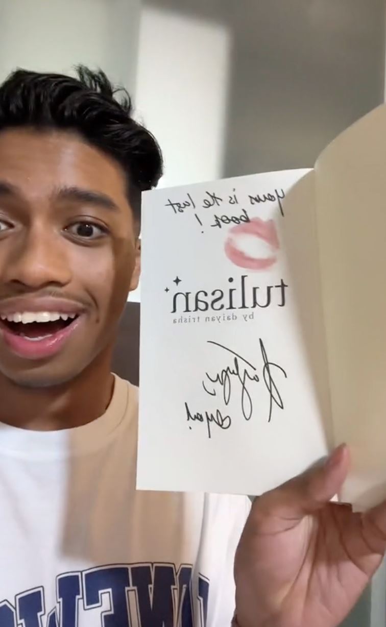 lelaki ini teruja dapat beli buku terakhir ada ciuman daiyan trisha, ramai cemburu [video]