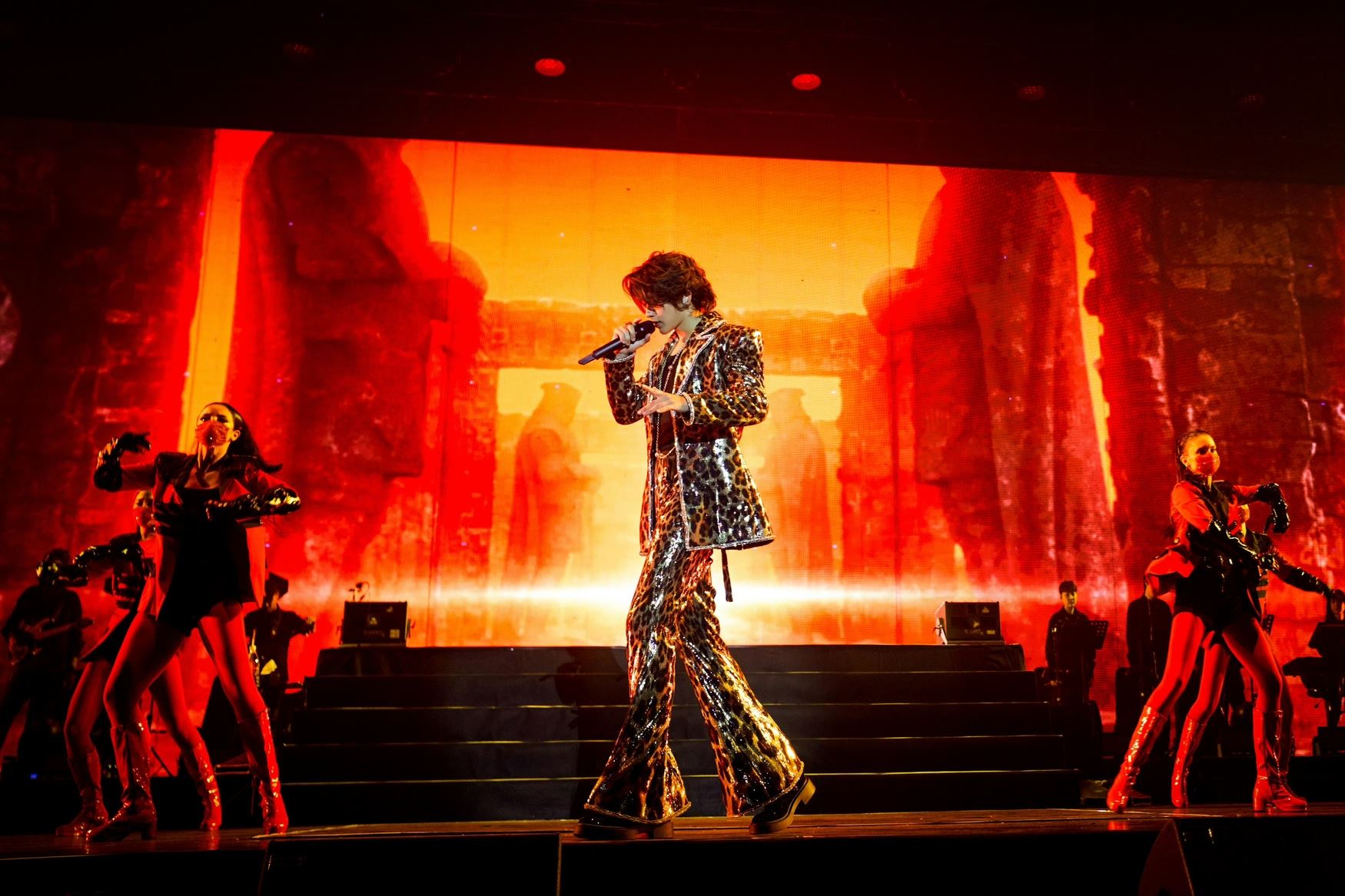 蔡徐坤演唱会首唱新歌《spotlight》❗鼓励粉丝勇敢追梦✨