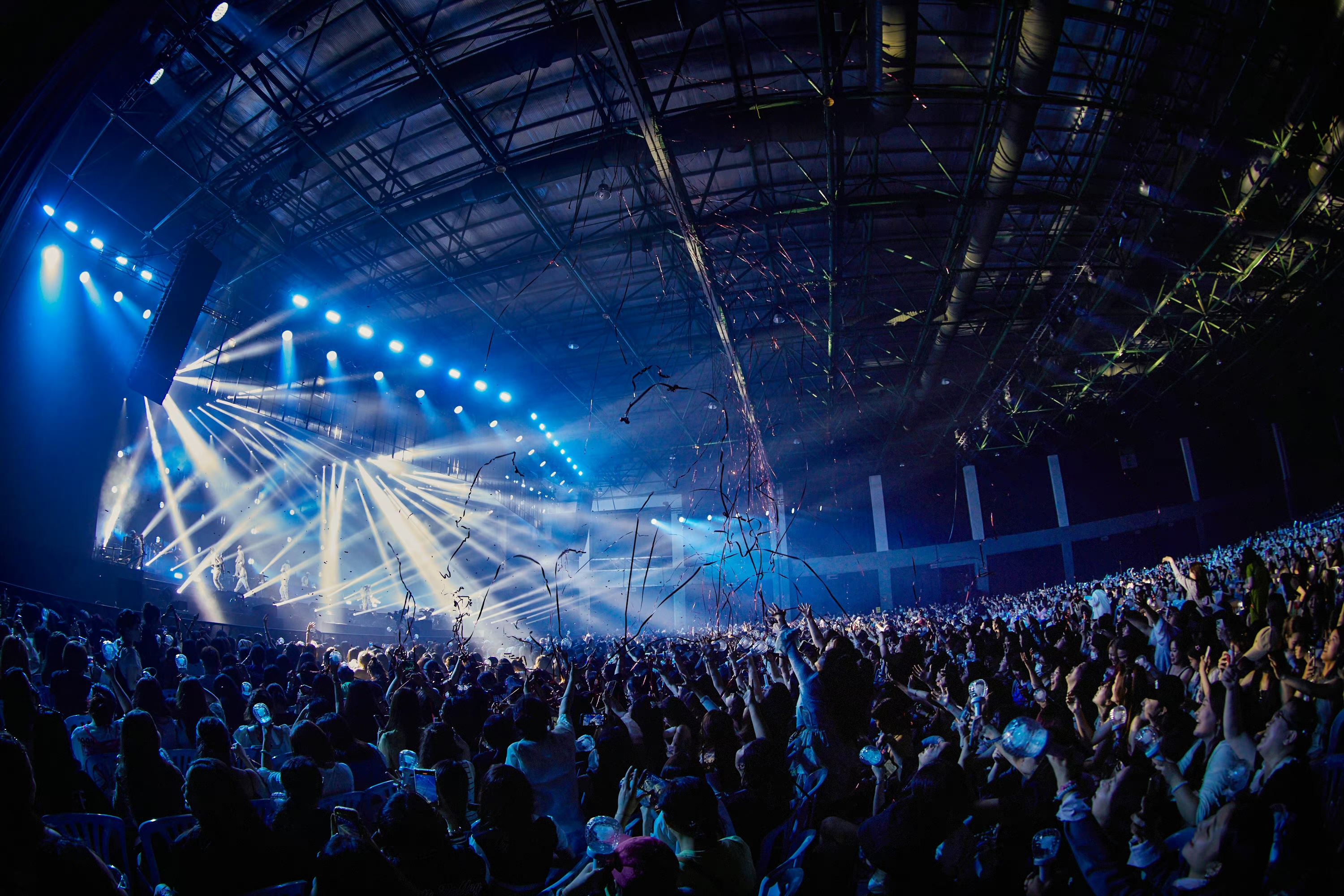 蔡徐坤演唱会首唱新歌《spotlight》❗鼓励粉丝勇敢追梦✨