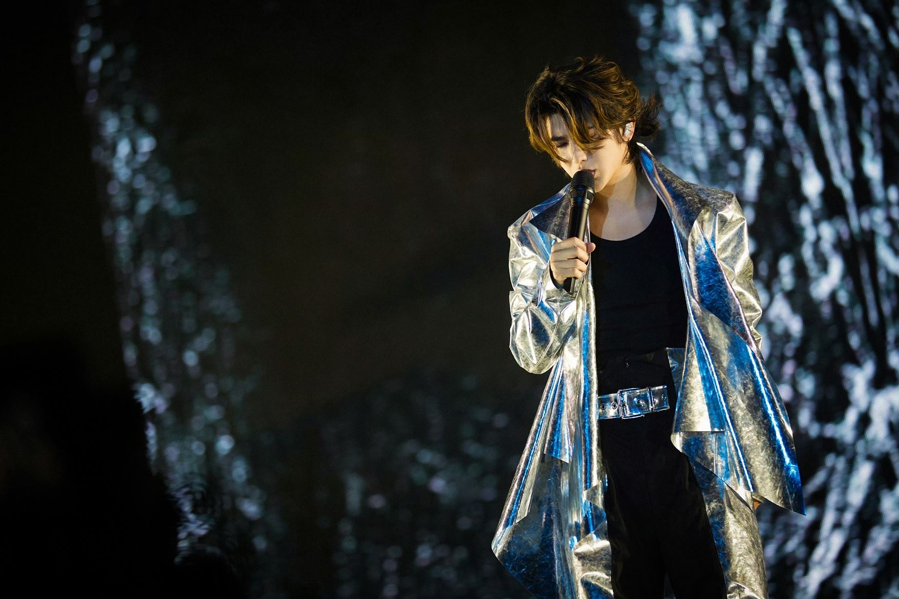 蔡徐坤演唱会首唱新歌《spotlight》❗鼓励粉丝勇敢追梦✨