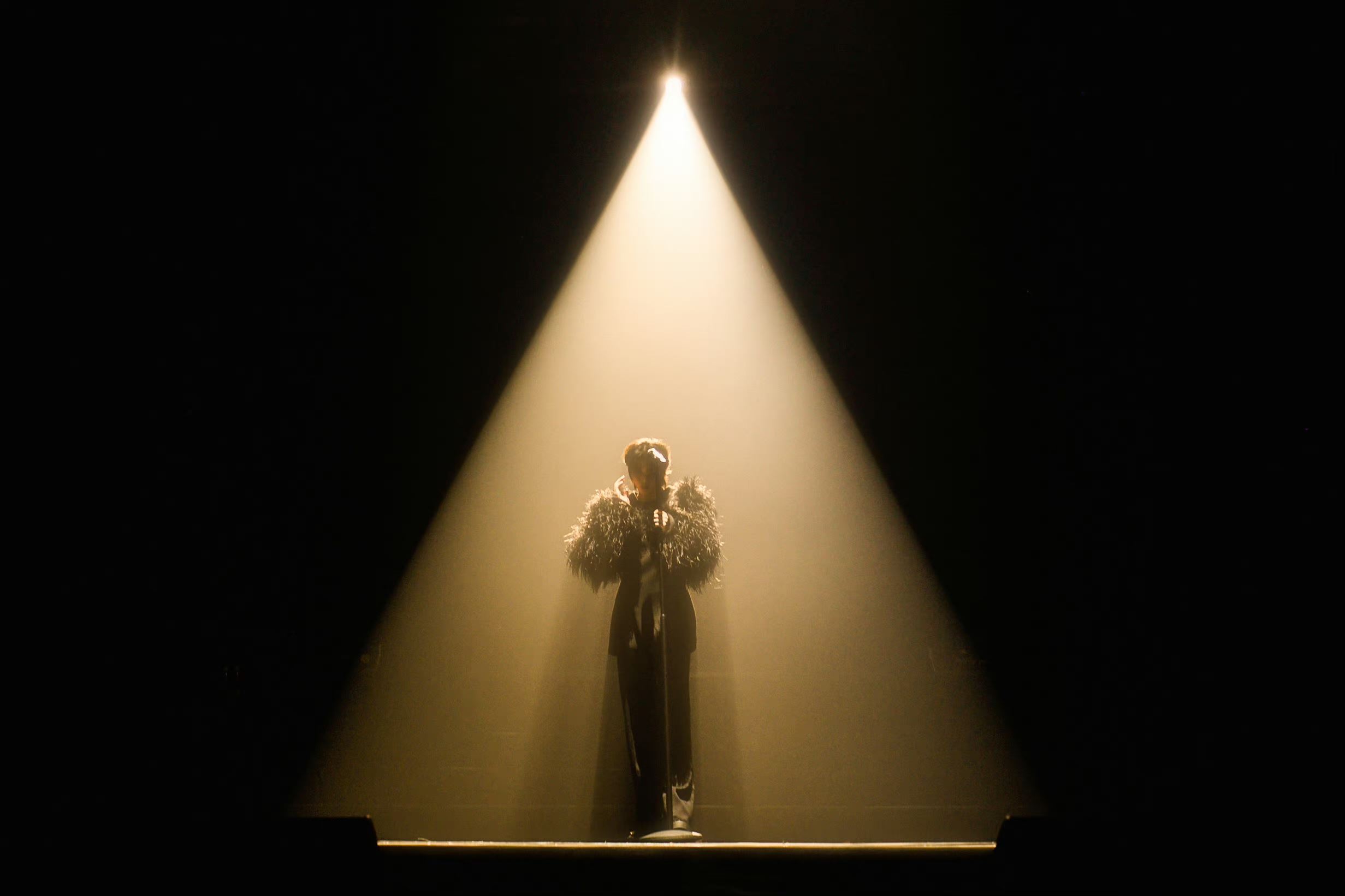 蔡徐坤演唱会首唱新歌《spotlight》❗鼓励粉丝勇敢追梦✨