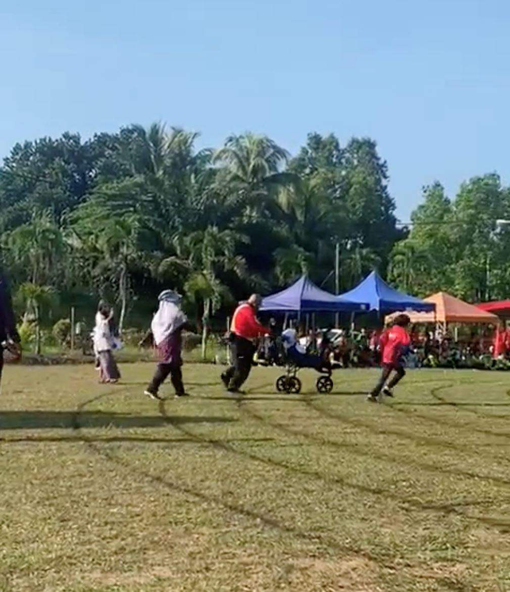 sayu lihat bapa sanggup tolak stroller anak oku sempena hari sukan sekolah [video]