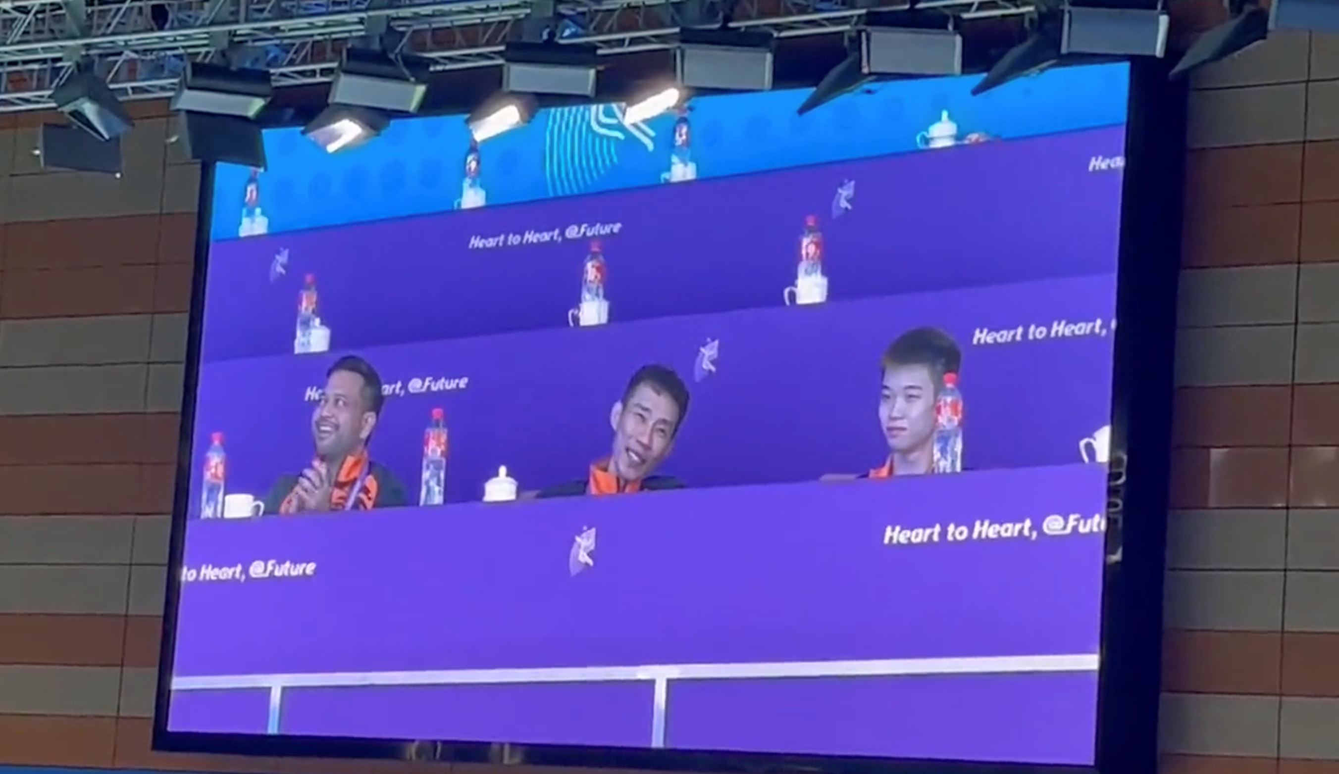 lee chong wei's appearance on big screen ignites frenzy among asian games crowd