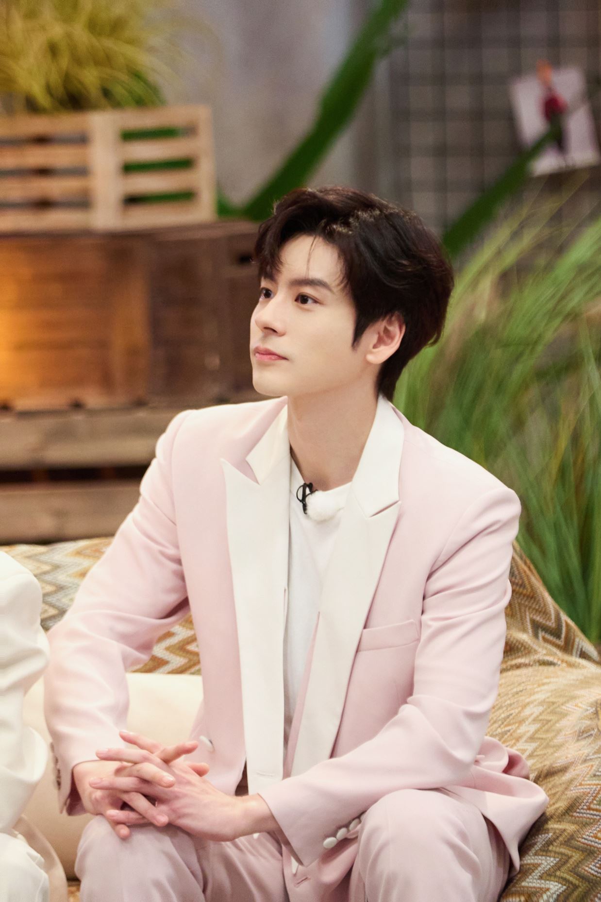 魏哲鸣食堂打饭故意耍帅❗结果遇湿地板脚滑摔倒🌟