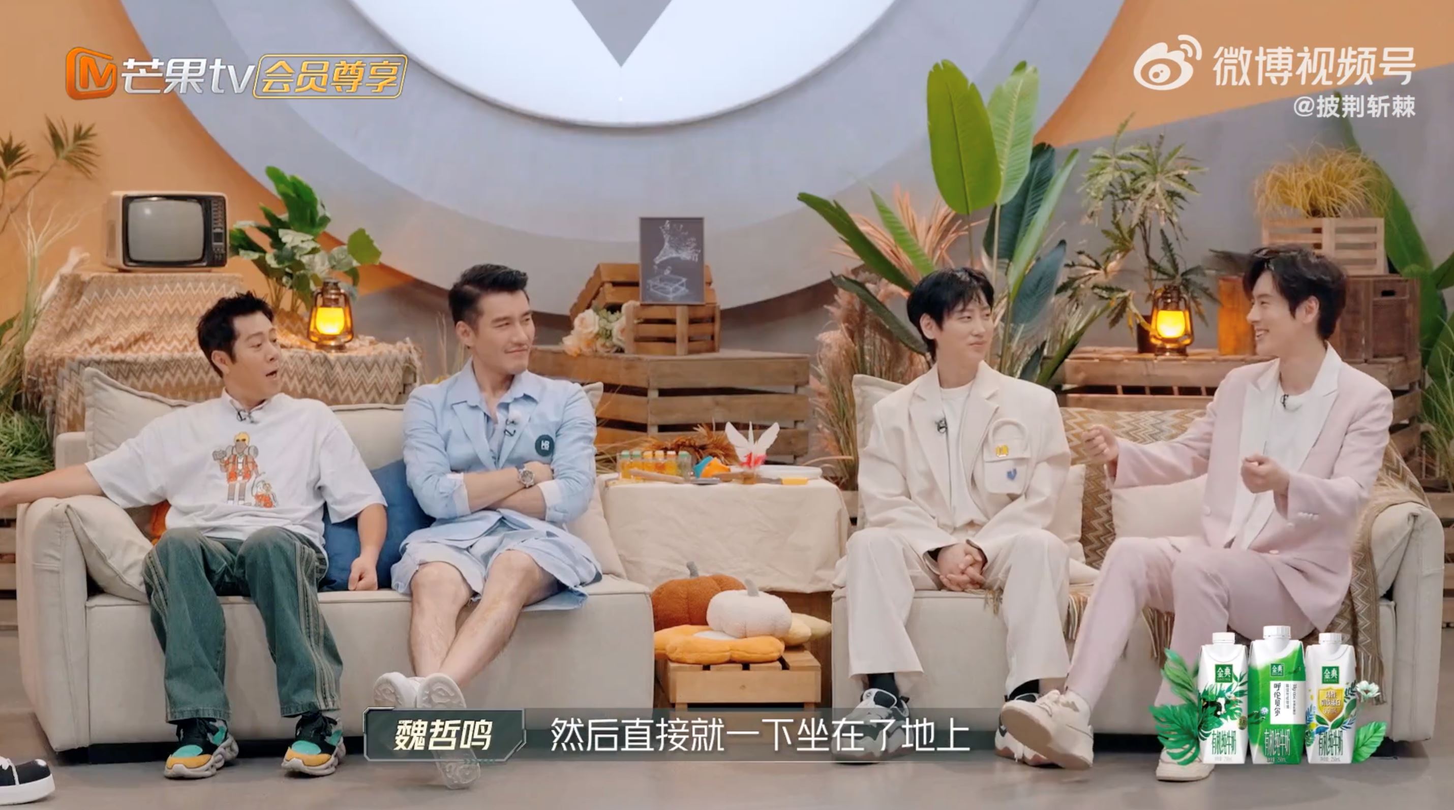 魏哲鸣食堂打饭故意耍帅❗结果遇湿地板脚滑摔倒🌟