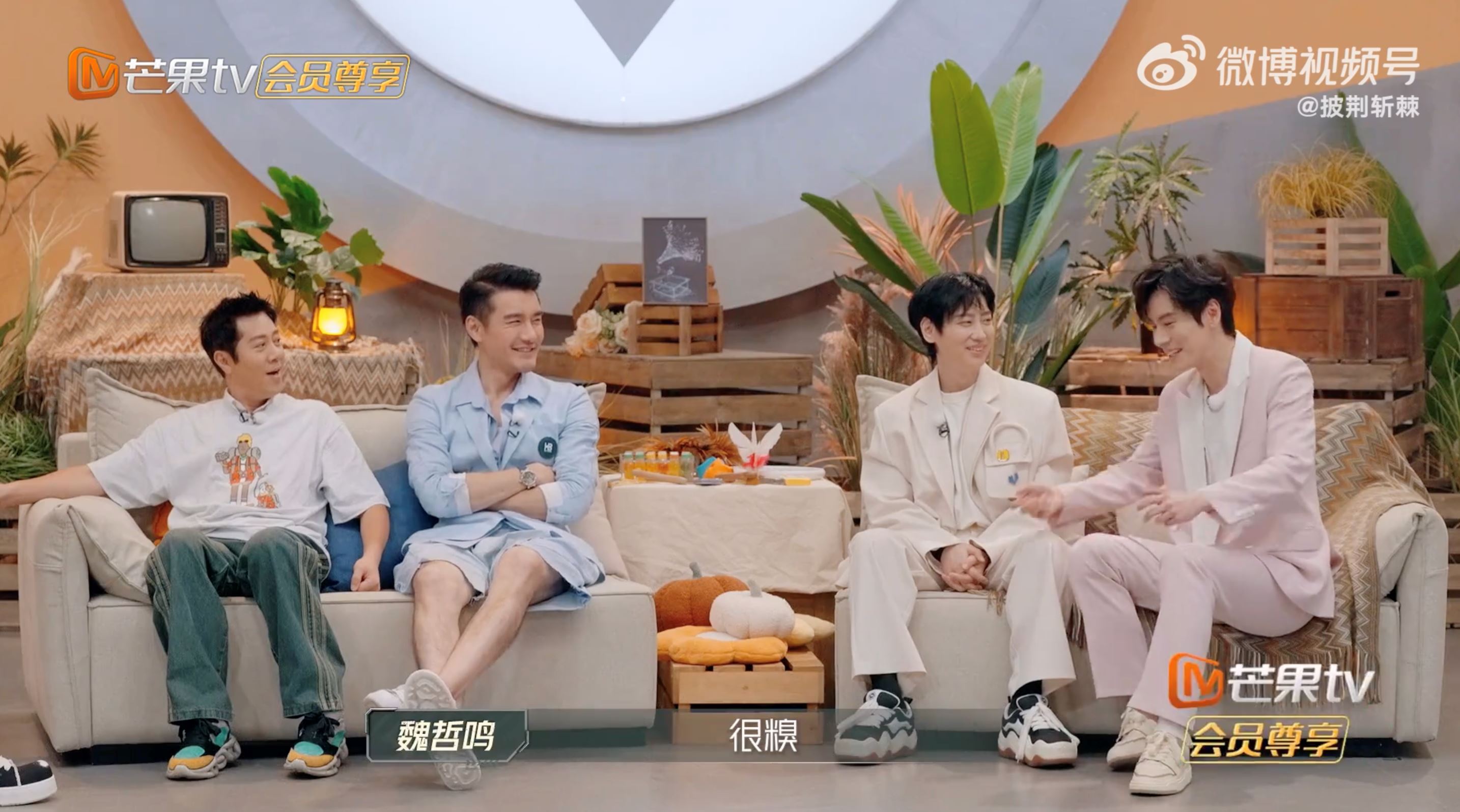 魏哲鸣食堂打饭故意耍帅❗结果遇湿地板脚滑摔倒🌟