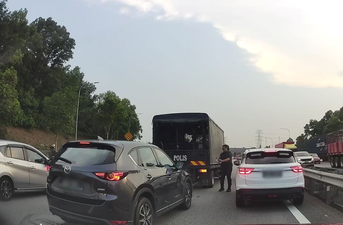 netizens applaud police officer for taking action against dangerous car tailing emergency vehicles