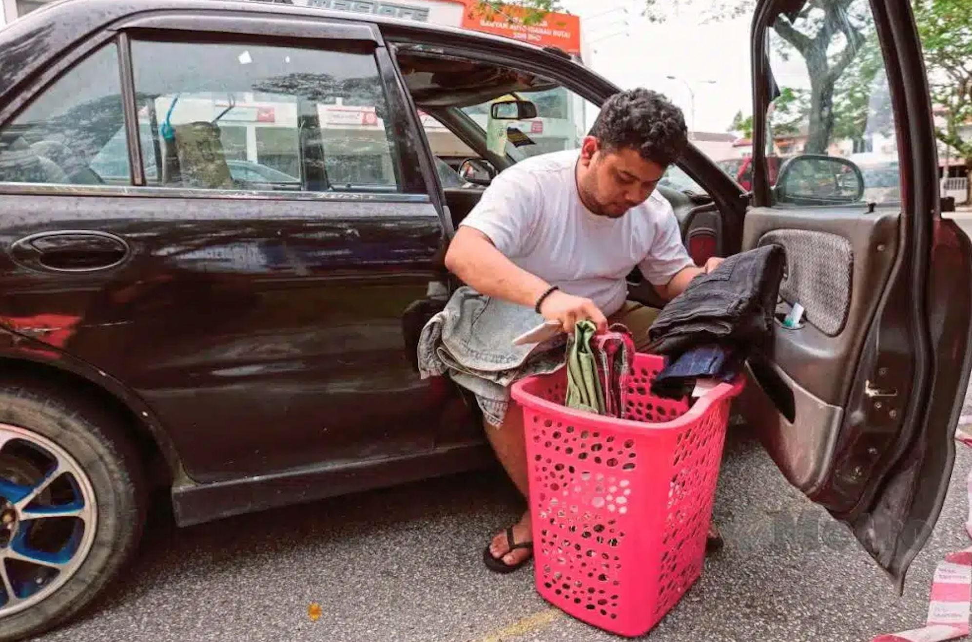 dibelenggu hutang dan tinggal dalam kereta, lelaki tolak bantuan derma aisar khaled