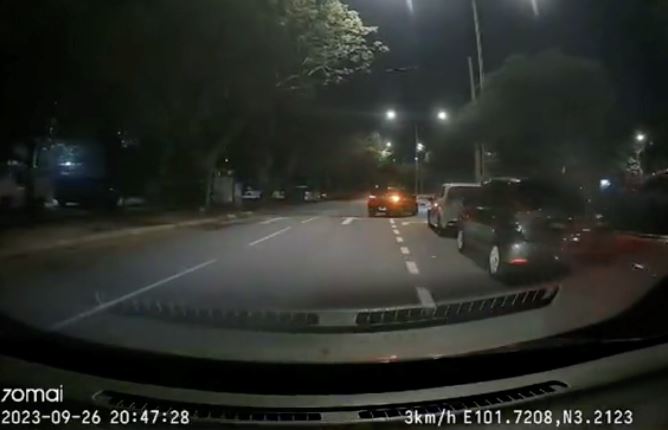 malaysian driver waits 2 minutes at kl junction only to discover the cars were parked