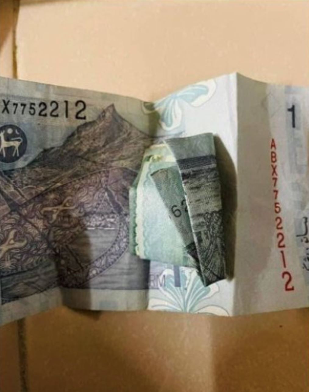 pemuda terkejut lihat rm50 dalam duit seringgit tabung surau, “seni bersedekah..”