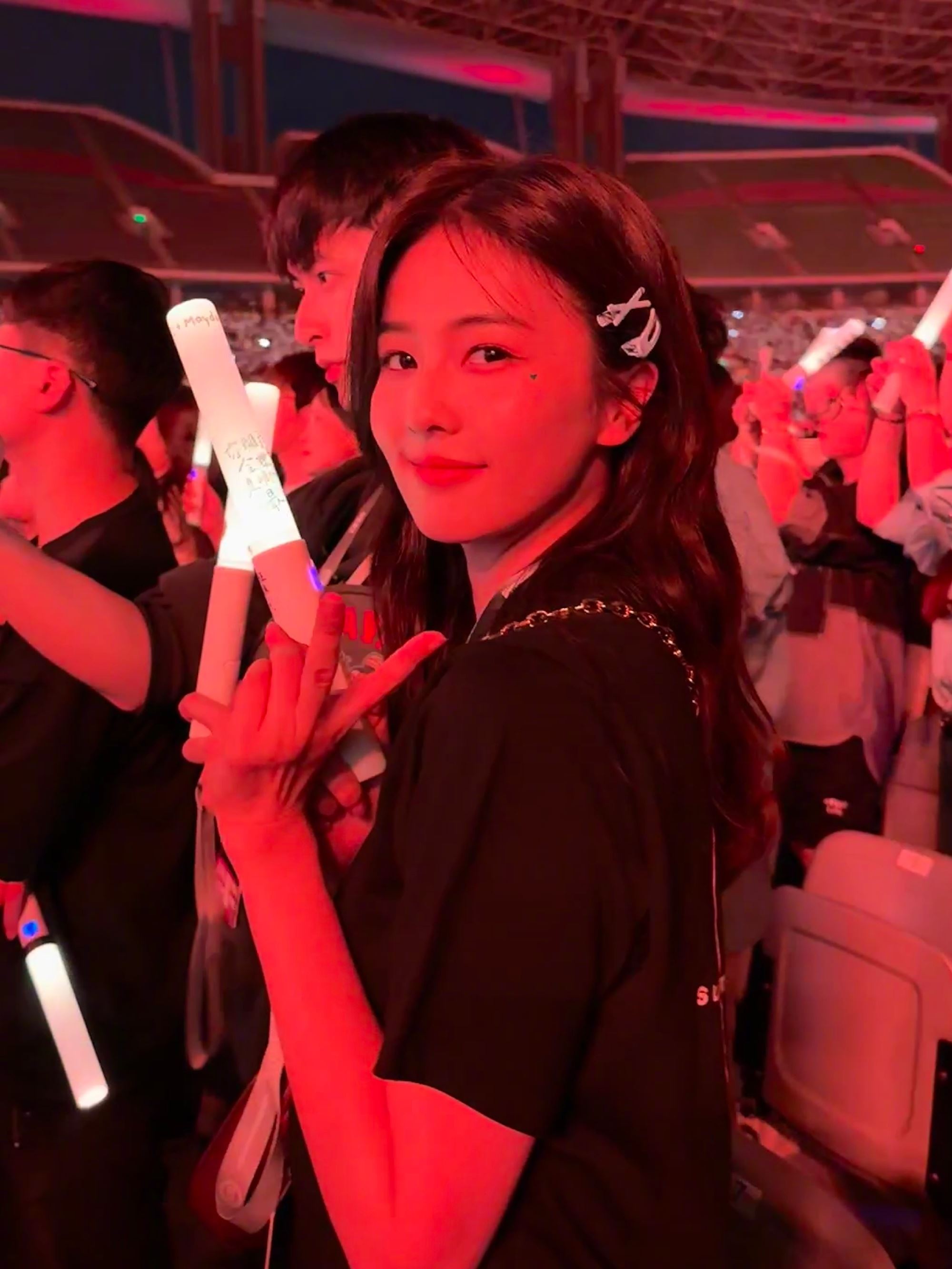 白鹿兑现应下的承诺🌟带闺蜜助理去看五月天演唱会🔥