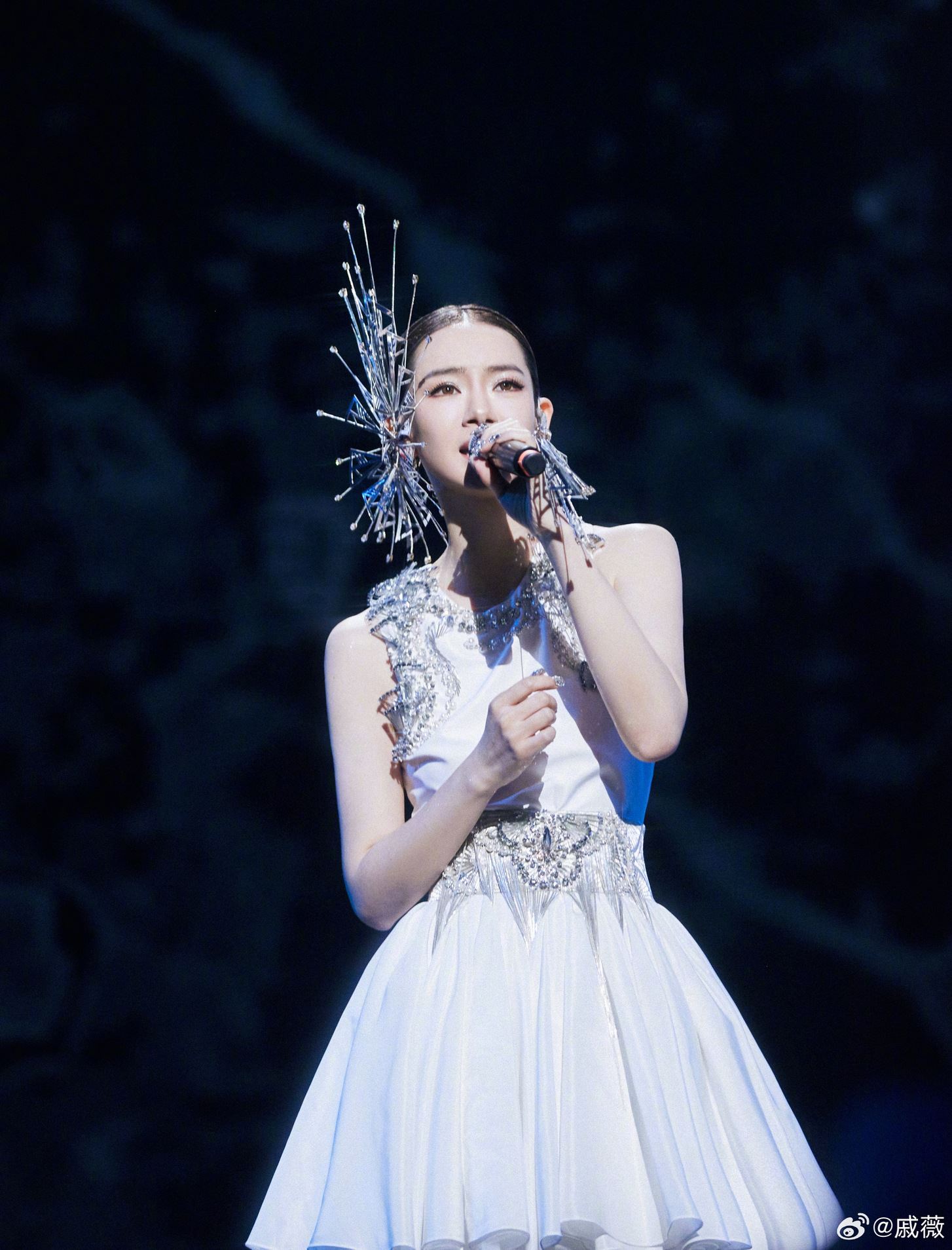 女儿lucky现身戚薇演唱会❗五官眉眼越来越像爸爸李承铉🌟