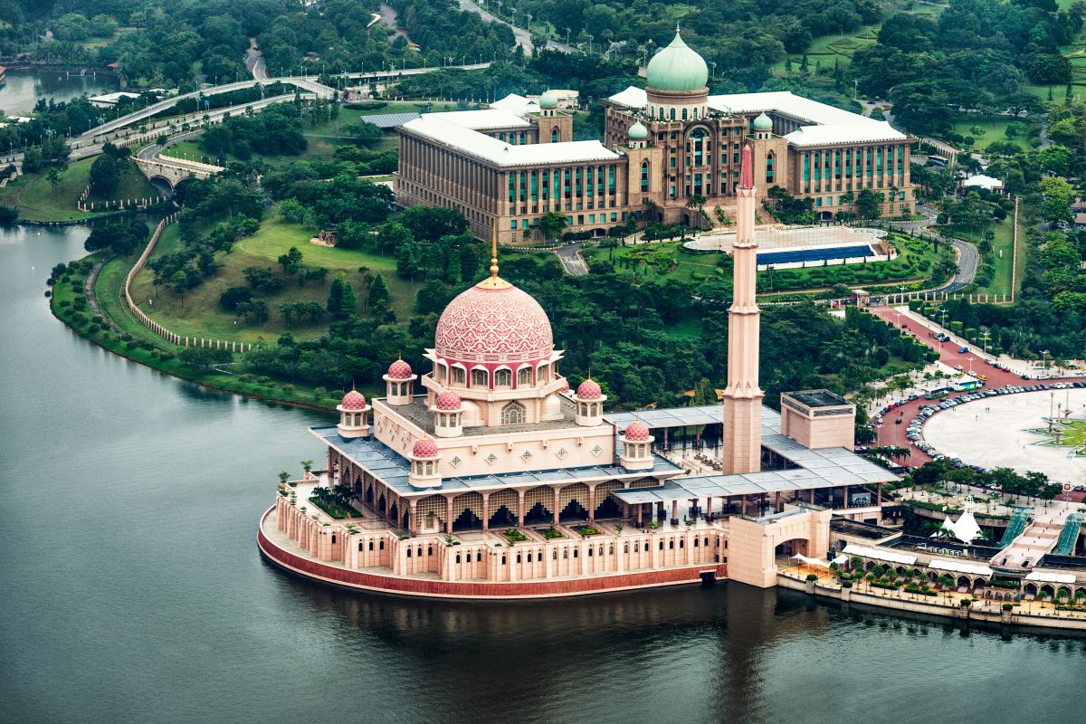 Seri Perdana Complex and Putra Mosque in Putrajaya