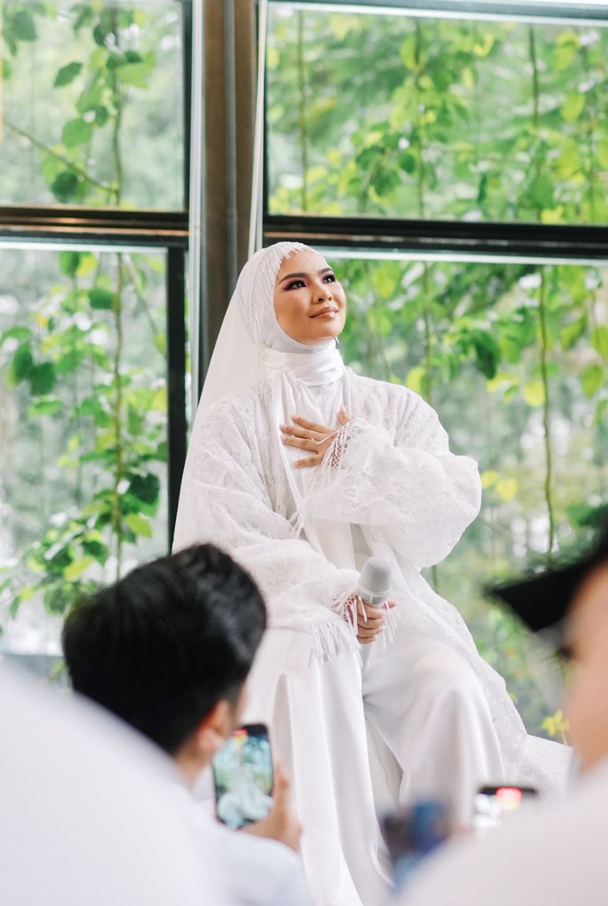 “hadiah hari jadi paling bermakna sebagai penyanyi,” aina abdul lancar ‘imaji’