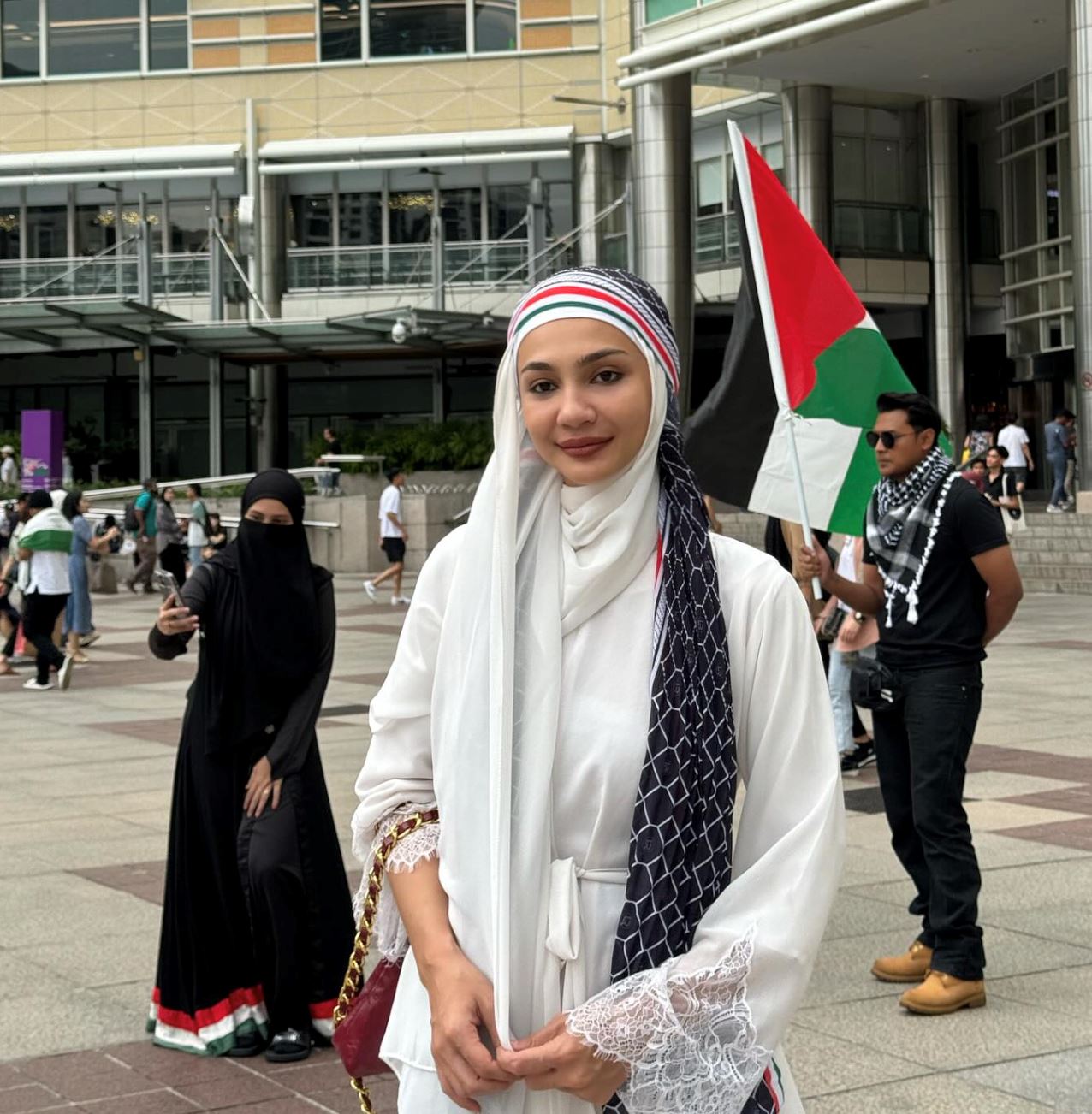 hadir ke perhimpunan soladiriti, ramai suka tengok nadia brian bertudung litup