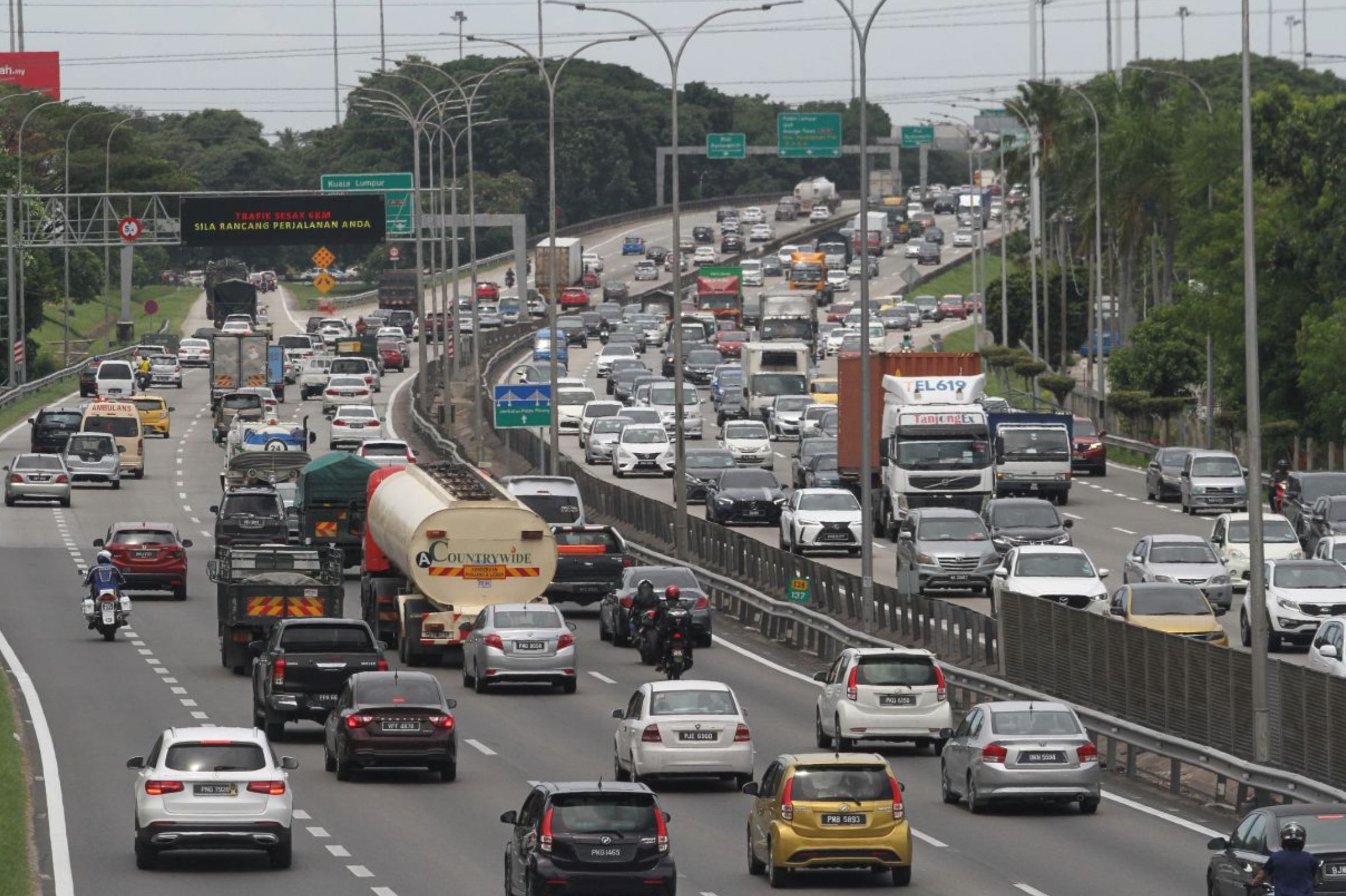 “it’s designed for traffic!” m’sians vote federal highway as the most congested road in klang valley