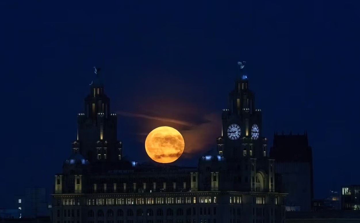 menakjubkan! fenomena ‘super blue moon’ terangi langit di seluruh dunia