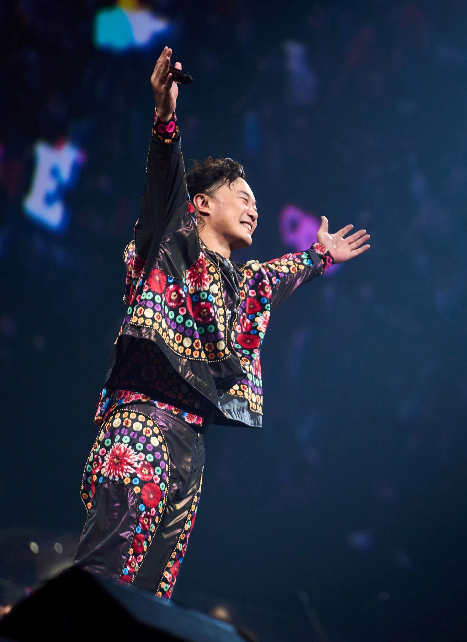 陈奕迅在ktv拿出私藏麦克风唱k❗用比人还大个的「金麦」飙唱《渐渐》🔥