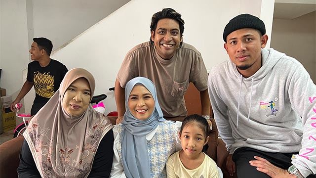 geng 3 pagi era dan siti nordiana buat surprise untuk adik izarra, anak kepada mangsa nahas elmina.