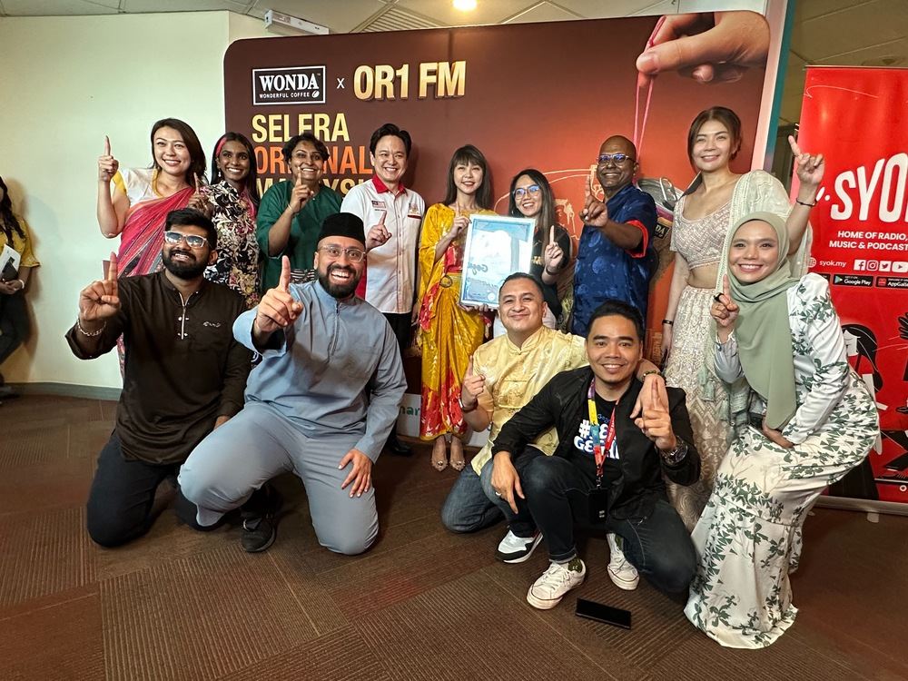 OR1 FM team posing with Malaysia Book of Records award