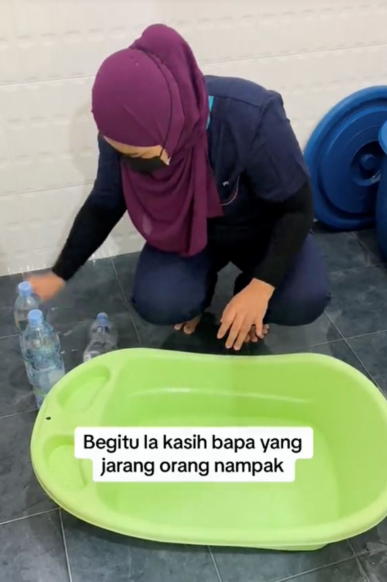 suami usahawan kosmetik enggan anak mandi air paip di kampung, sanggup guna air botol mineral
